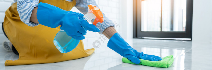 工人桶身戴橡皮手套布清洁或在家施用地板护理和清洁工家务管理概念的女家佣佩戴橡胶手套内部的图片