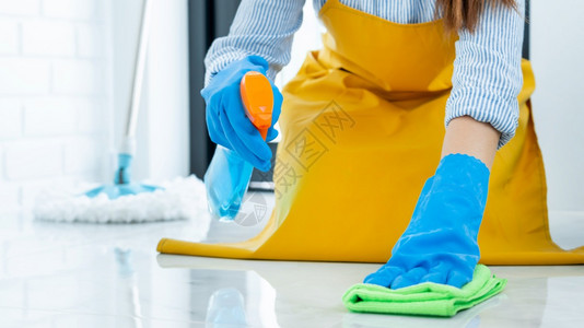 身戴橡皮手套布清洁或在家施用地板护理和清洁工家务管理概念的女家佣佩戴橡胶手套除尘器抹布拖把图片
