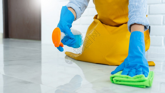 扫家庭主妇除尘器身戴橡皮手套布清洁或在家施用地板护理和清洁工家务管理概念的女家佣佩戴橡胶手套图片