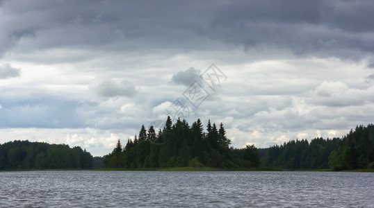 俄罗斯Seliger湖森林岛选择焦点复制空间在湖上充满活力的天空中云层和黑风暴选择重点有复制的空间水云杉可选择的图片