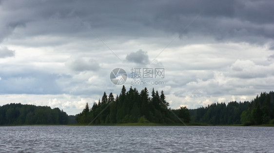 俄罗斯Seliger湖森林岛选择焦点复制空间在湖上充满活力的天空中云层和黑风暴选择重点有复制的空间水云杉可选择的图片