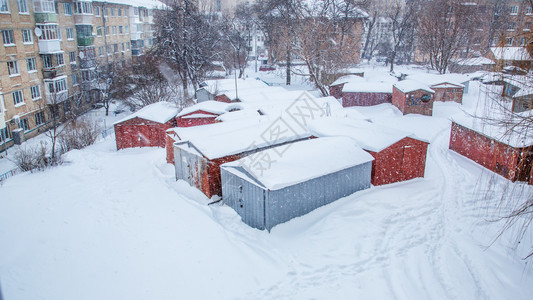 质地从停车场上方看到一辆白色雪冬季假日背景的车查看冬季天假背景的白色雪地覆盖汽车情况取自停车场上方广告季节图片