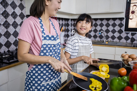 女快乐的屋亚洲家庭正在做饭父母女儿家里厨房做饭节假日的家庭活动和娱乐快概念是家庭活动在娱乐中欢的理念图片