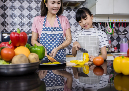 亚洲家庭正在做饭父母女儿家里厨房做饭节假日的家庭活动和娱乐快概念是家庭活动在娱乐中欢的理念一顿饭童年女孩图片