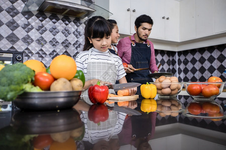 准备亚洲家庭正在做饭父母女儿家里厨房做饭节假日的家庭活动和娱乐快概念是家庭活动在娱乐中欢的理念亚洲人童年图片