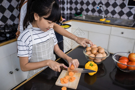 女亚洲家庭正在做饭父母女儿家里厨房做饭节假日的家庭活动和娱乐快概念是家庭活动在娱乐中欢的理念晚餐爸图片