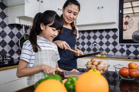 童年健康亚洲家庭正在做饭父母女儿家里厨房做饭节假日的家庭活动和娱乐快概念是家庭活动在娱乐中欢的理念请享用图片