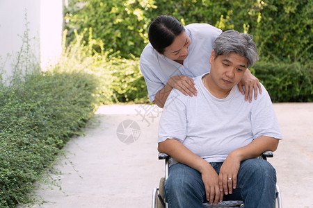 妻子正在照顾一位患有抑郁症的丈夫图片