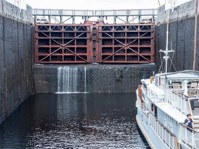 假期SvirRiver俄罗斯2019年6月日船通过大门入口内观洪水开阔的河口工业技术图片