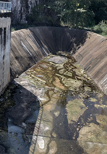 由于夏季热浪降雨量低生态系统干旱等原因涸了空水库或小型混凝土大坝勃起建造一种背景图片