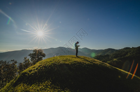 旅行阳光户外在山顶上的人图片