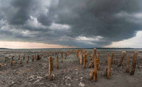 库亚尔尼克泥治疗乌兰奥德萨附近盐湖上空的乌克兰云德萨岛Kuyalnik盐河口干燥图片