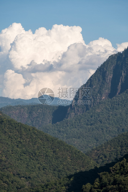 假期雨林地区高山泰国北部家公园下着雨云位于泰国北部在热带雨林地区农村水平的图片