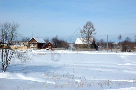 乡村寒冬阳光明日俄罗斯雪村庄的景象北图片
