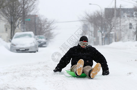 雪车横扫了地和灰色房子GabbyDiGiacomo在路边的一条雪橇上滑动了许多雪车幸福幻灯片俏皮图片