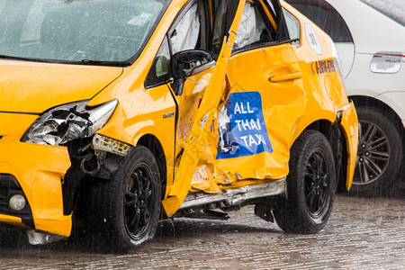 在一次事故中被损坏的汽车痕迹雨水滑路受伤发动机黑色的图片