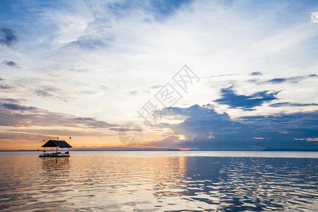 生活柬埔寨日落时在水中漂浮丰富多彩的图片
