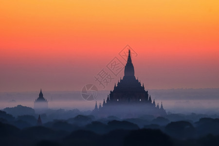 景观美丽的古老MyaukGuni塔台建筑在Bagan王国缅甸旅游目的地古佛教寺庙令人惊叹的薄雾日出颜色和轮廓日落图片