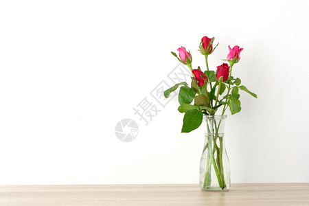 爱桌上玻璃花瓶和白墙背景的红玫瑰和粉有复制空间情人节快乐概念卡片喜庆的图片