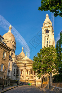 巴黎法兰西蒙特马雷区空街和圣心夏日阳光明巴西利卡的钟楼以及蓝天空中奇异的云彩贝尔塔和蓝天空的巴西里卡萨克柯尔神圣历史结石图片