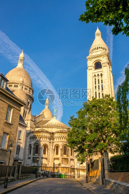 巴黎法兰西蒙特马雷区空街和圣心夏日阳光明巴西利卡的钟楼以及蓝天空中奇异的云彩贝尔塔和蓝天空的巴西里卡萨克柯尔神圣历史结石图片