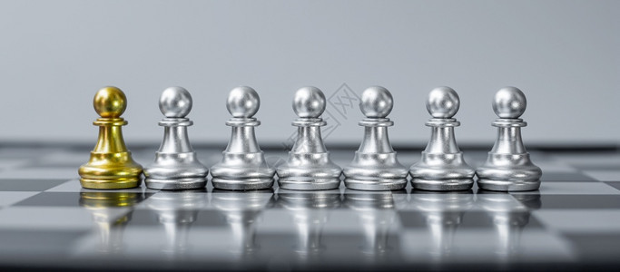 GoldChicesPawn样板脱身于棋背景战略领导力商业团队精神不同独特和人力资源管理概念的人群中游戏合作工图片