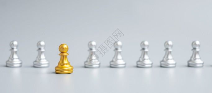 公司的GoldChicesPawn样板脱身于棋背景战略领导力商业团队精神不同独特和人力资源管理概念的人群中招聘候选人图片