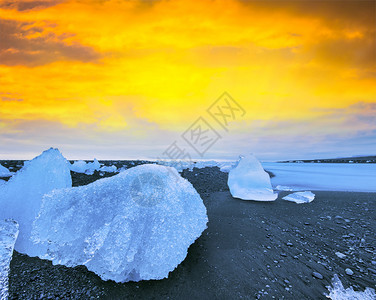 晚上在冰岛Jokulsarlon湖边的冰山天矿物海图片