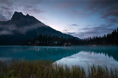 加拿大不列颠哥伦比亚省Yoho公园美丽的翡翠湖日光黎明风景优美全图片