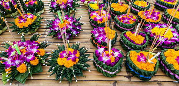 传统的绿色在泰国著名的节日12月满泰式LoyKrathong庆典或泰国新年和河流女神礼拜仪式上由香蕉叶在泰国风格的兰花篮子上漂浮图片
