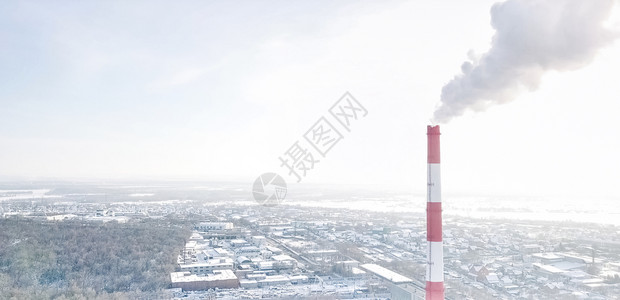 在冬季城市吸烟的囱背景上抽取一个热电站烟囱的背景与wi相比吸烟囱背景Wi阴霾锅炉工厂图片