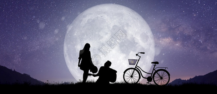 那空夜色的月光下双人或情侣在山上跳舞和歌唱满月时闪发状人们爱图片