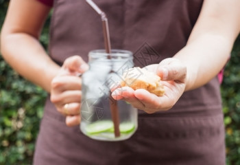 腰果饼干和石灰加注解毒水库存照片排毒甜的维他命图片