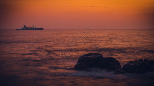 美丽的蓝色Galle荷兰堡傍晚有多彩的日落景色在太阳下山橙色和黄天空之后帆船在地平线上长期照射片红色的图片