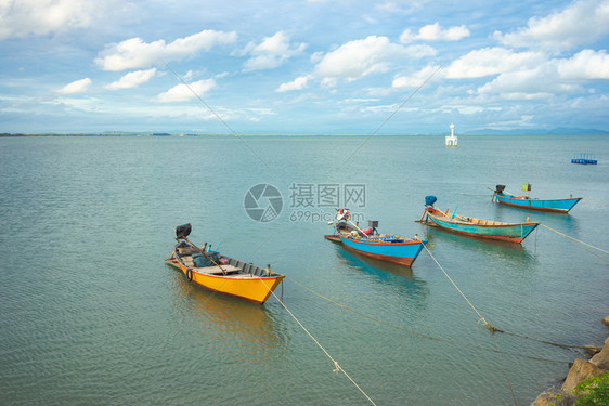 海岸景观渔港日落拉丁裔有一艘船降落在泰国罗勇的一个渔村钓鱼是人们的主要职业港口场景图片