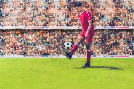 在足球场踢SoftFoot专注站着的足球运动员和手站在场上踢足游戏竞赛男图片