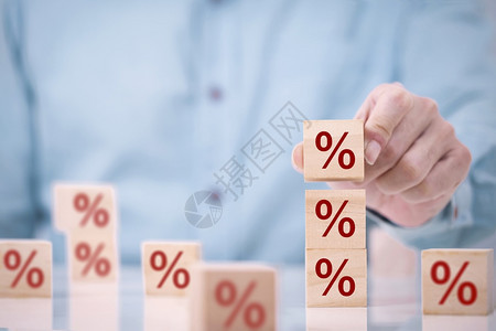 目标百分比兴趣商人选择顶端的木块上面有百分数符号图标金融概念利率和按揭图片