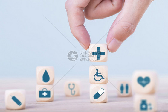 帮助未来手在木块保健和医疗险概念上选择一个表情圣像的保健医疗符号b健康护理和医疗保险概念图片