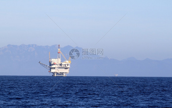 泵日出海洋VenturaCalifornia附近一个海石油钻井平台图片