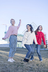 三个快乐的年轻女生在一起欢乐庆祝图片