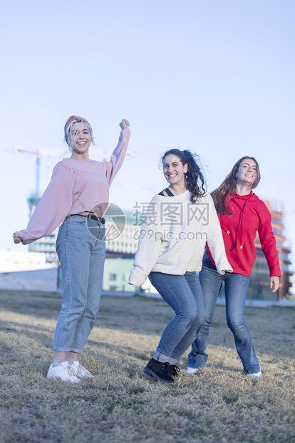 三个快乐的年轻女生在一起欢乐庆祝图片