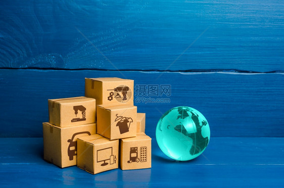 玻璃球和一堆箱子全球商业和世界贸易货物配送产品进出口货运送到新市场商业务全球化消费主义新的经济图片