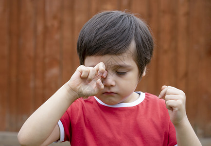 干草春天小男孩有过敏的擦眼毛小孩在暑假户外玩耍时抓着他的眼睛孩子在户外玩耍时有过敏的皮肤痒脸部和打喷嚏健康图片