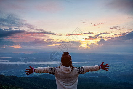 放松幸福穿着毛衣的女游客站在伸展的手臂上在看清日出时PhuThapBoekViewpointPhetchabun泰国女观日出森林图片