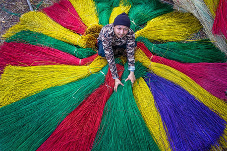 亚洲旅行者男在古老传统村落制作维特南垫子的最顶级观点日元登达维特南传统艺术家概念老的自然女士图片