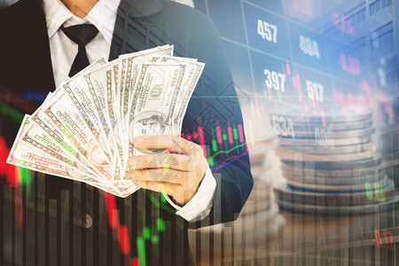 专业的思维税在数字股票市场金融交易所信息和贸图背景上持有美元钞票的实业家商员图片