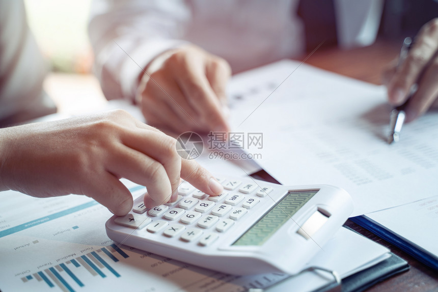 钱公司财务问题和解决办法概念的计算在现代办公室工作的商业企人员在公司中计算财务问题和解决办法概念预算平衡图片