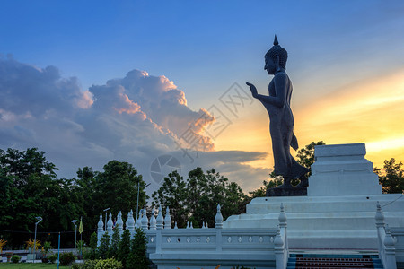 老的日落时佛像NaresuanMangalapora是佛教寺庙塔和泰国Phitsanulok的主要旅游景点金子重大的图片