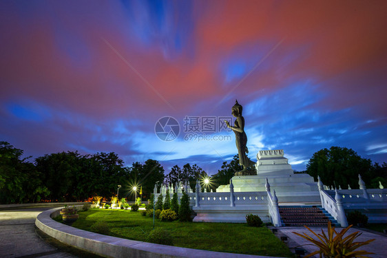 亚洲人景观轮廓日落时的佛像NaresuanMangalapora是佛教寺庙塔和泰国Phitsanulok的主要旅游景点图片