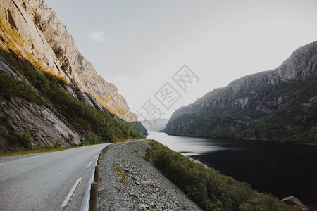 群山环抱的现代公路高清照片群山环抱的现代公路高品质照片蓝色的自然质量图片
